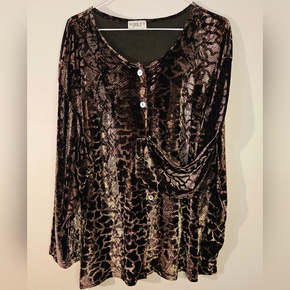 Ninety Woman vintage snake print velvet blouse. Long sleeve